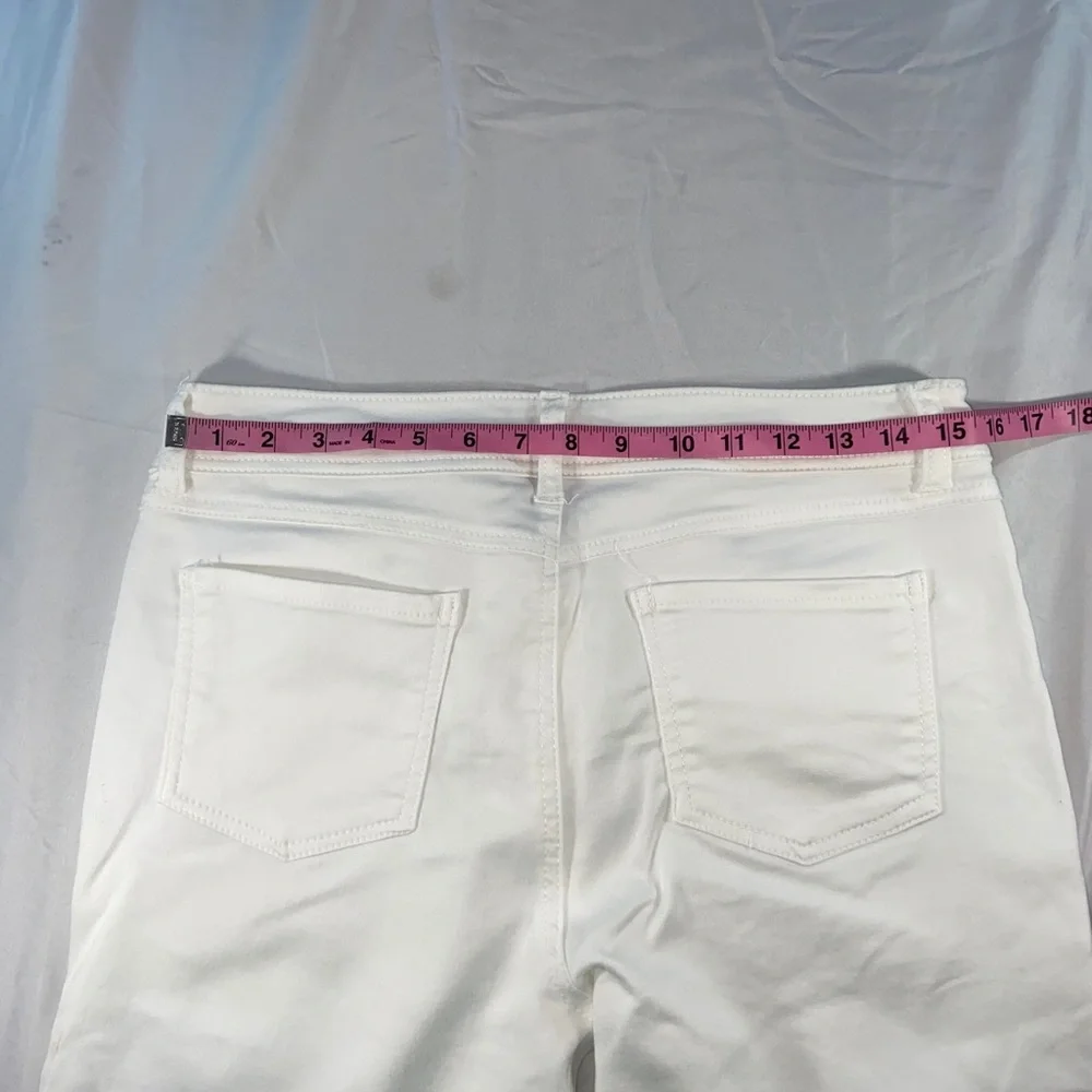 🌟 Baccini White Bermuda Shorts | Sz 6 | Crisp & Classic Staple 🌟 - Picture 7 of 12